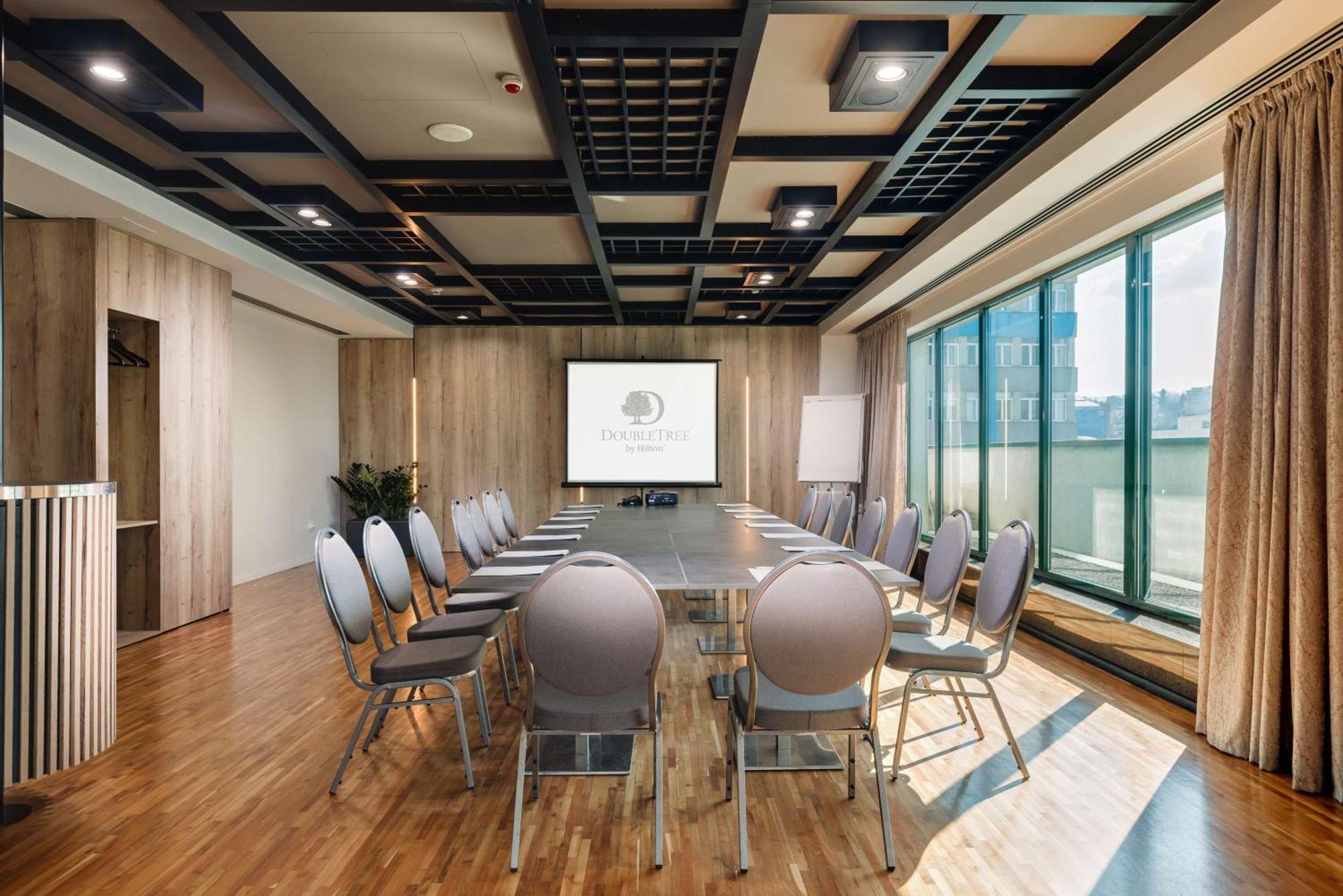 Doubletree By Hilton Hotel Cluj - City Plaza Bagian luar foto Meeting room